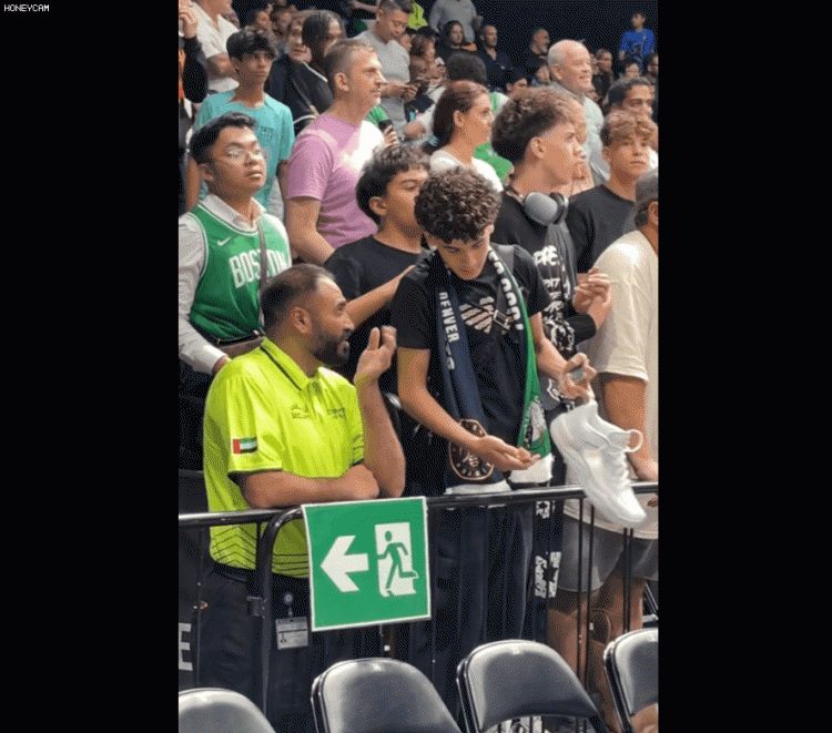 优质偶像！威少赛后将球鞋送给了场边的球迷 自己光脚站立